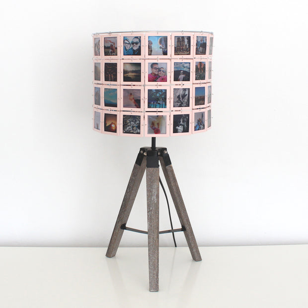 Personalisierbare Fotolampe kleinHENRI Holzlampe Dreibein Stativ Diarahmen Rosa Hochzeitsfotos Bunt Dias